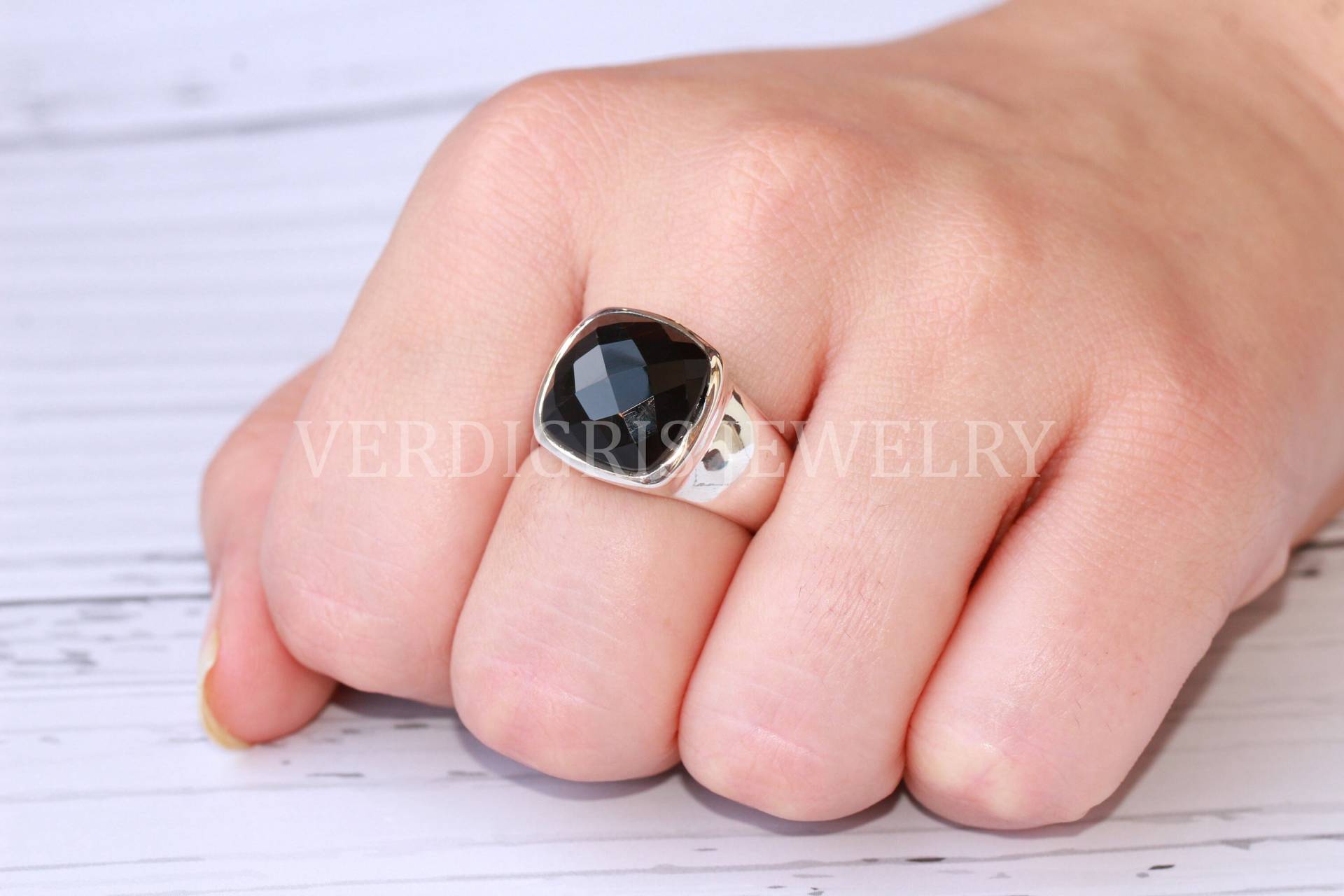 Natürlicher Schwarzer Onyx Ring, Großer Sterling Silber Statement Handgemachter Schmuck, Geburtstagsgeschenk, Aaa Facettierter Edelstein von VERDIGRISJEWELLERY