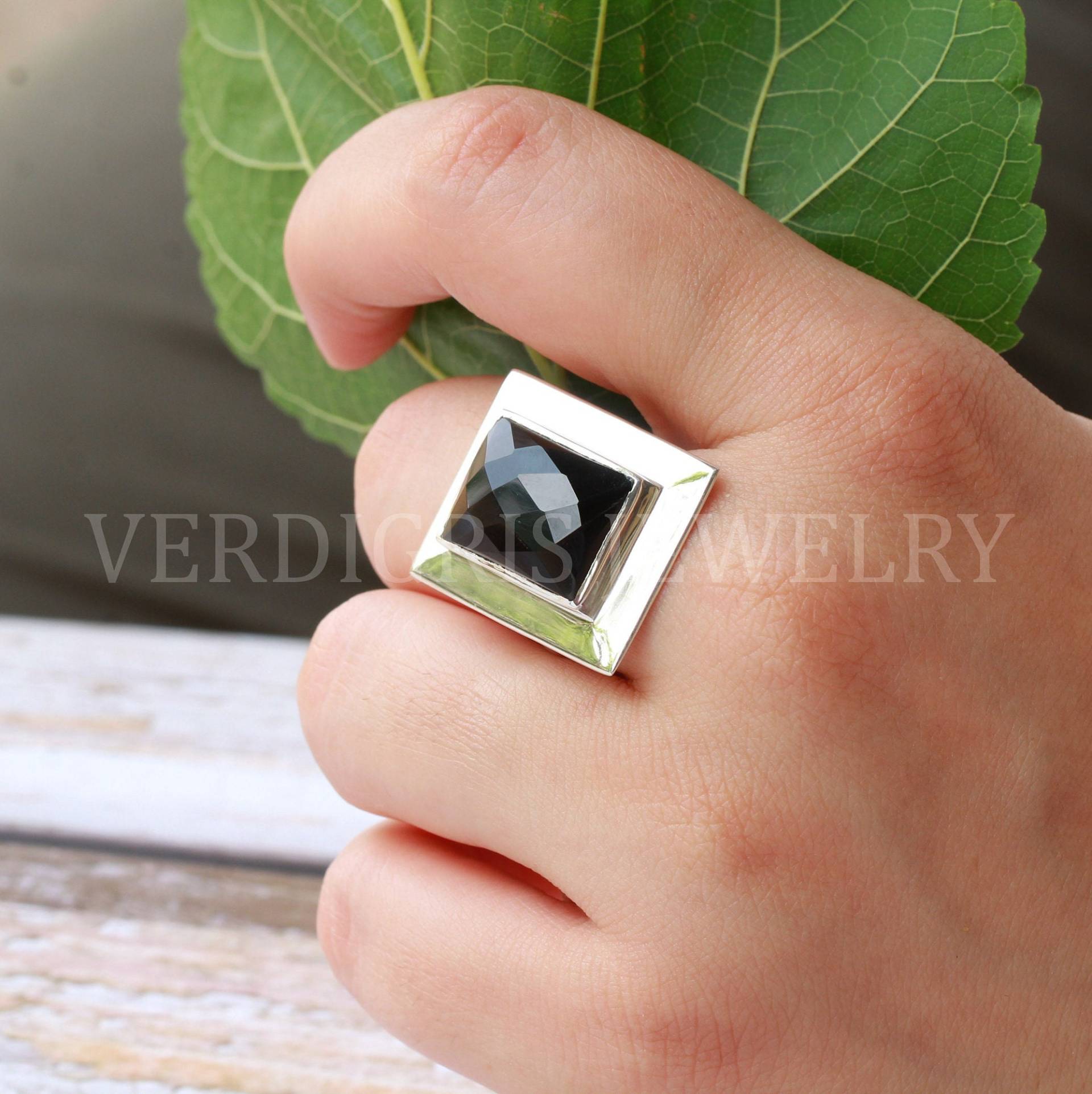 Natürlicher Schwarzer Onyx Ring, Großer Sterling Silber Statement Handgemachter Schmuck, Jahrestagsgeschenk, Aaa Facettierter Edelstein von VERDIGRISJEWELLERY