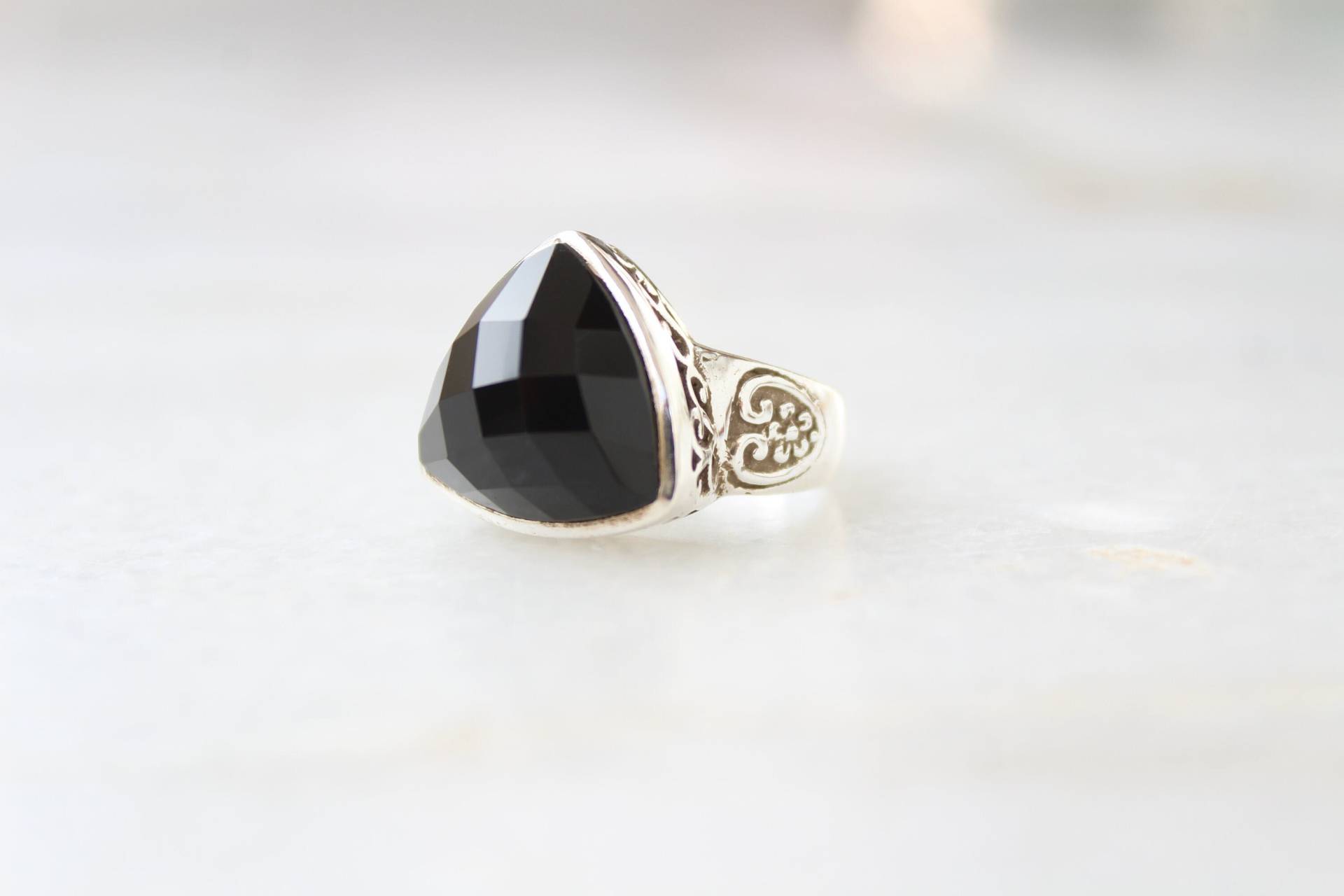 Natürlicher Schwarzer Onyx Ring, Sterling Silber Handgemacht, Edelstein Schmuck, Dezember Geburtsstein Ringe, Boho von VERDIGRISJEWELLERY