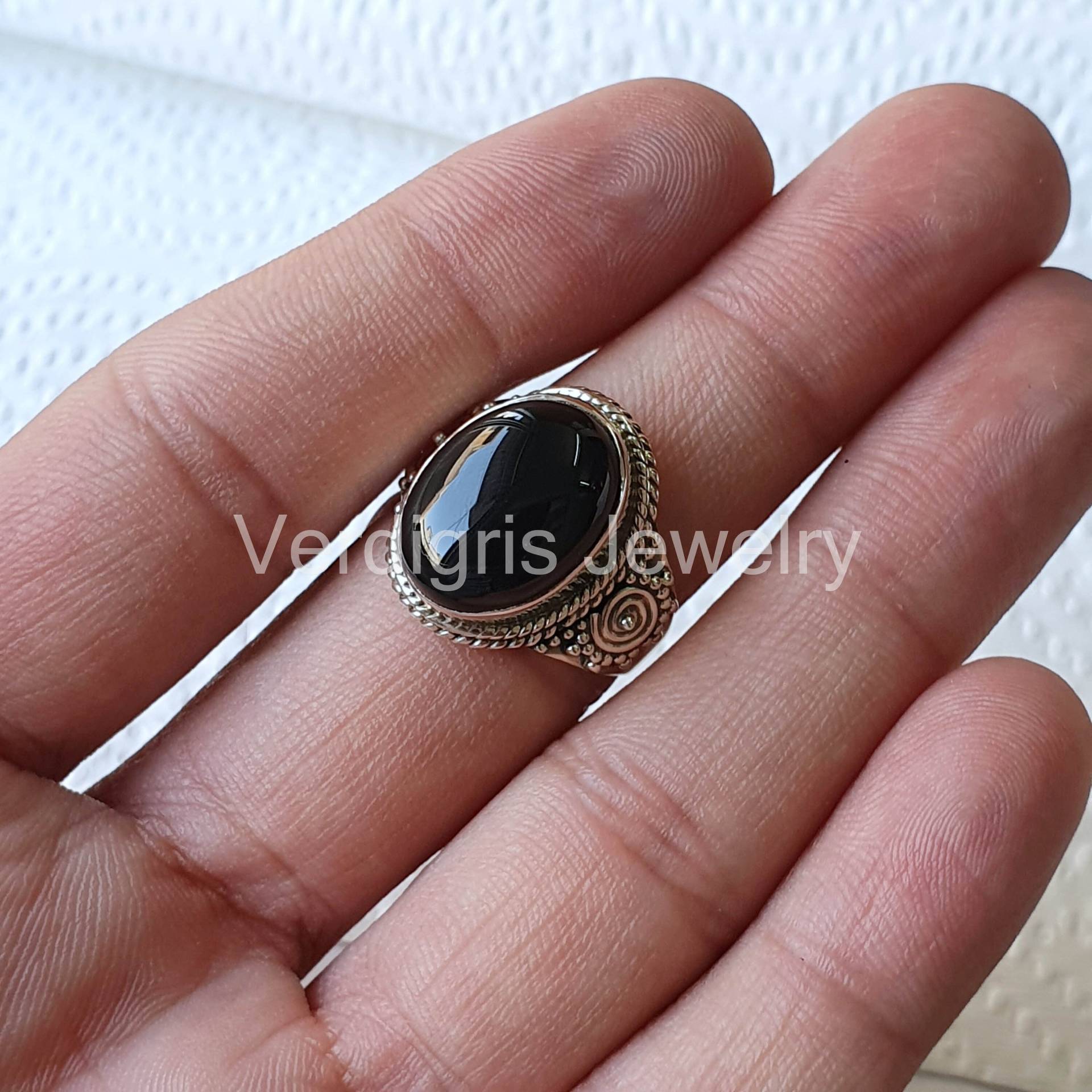 Natürlicher Schwarzer Onyxring Mit Detailliertem Sterlingsilber, Handgefertigt, Edelsteinschmuck, Dezember Geburtssteinringe, Silberschmuck von VERDIGRISJEWELLERY