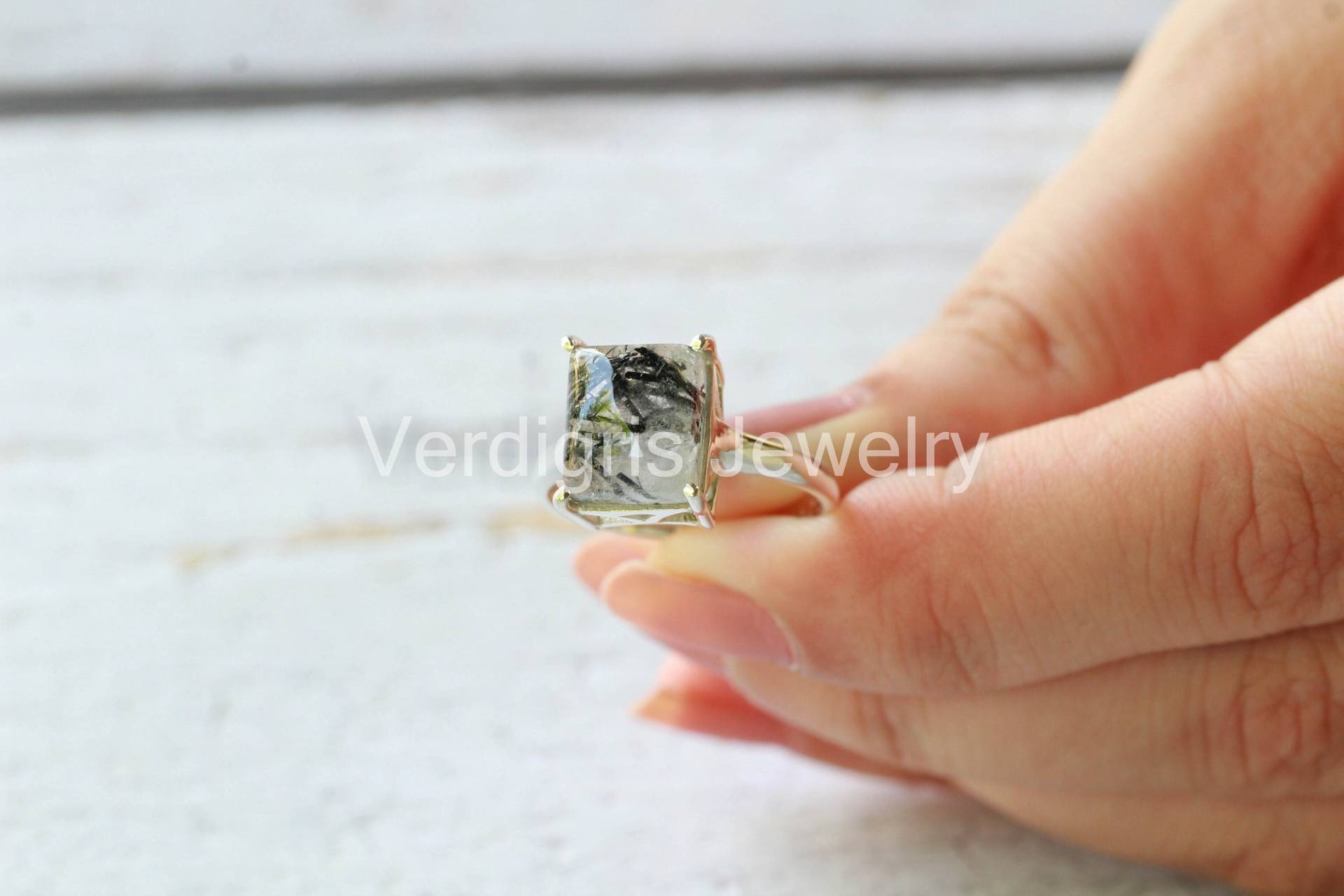 Natürlicher Schwarzer Rutil Ring, Seltener Hochwertiger Edelstein, Baguetteschliff, Reiner Sterling Silber Handgemachter Schmuck, Statement Ring von VERDIGRISJEWELLERY