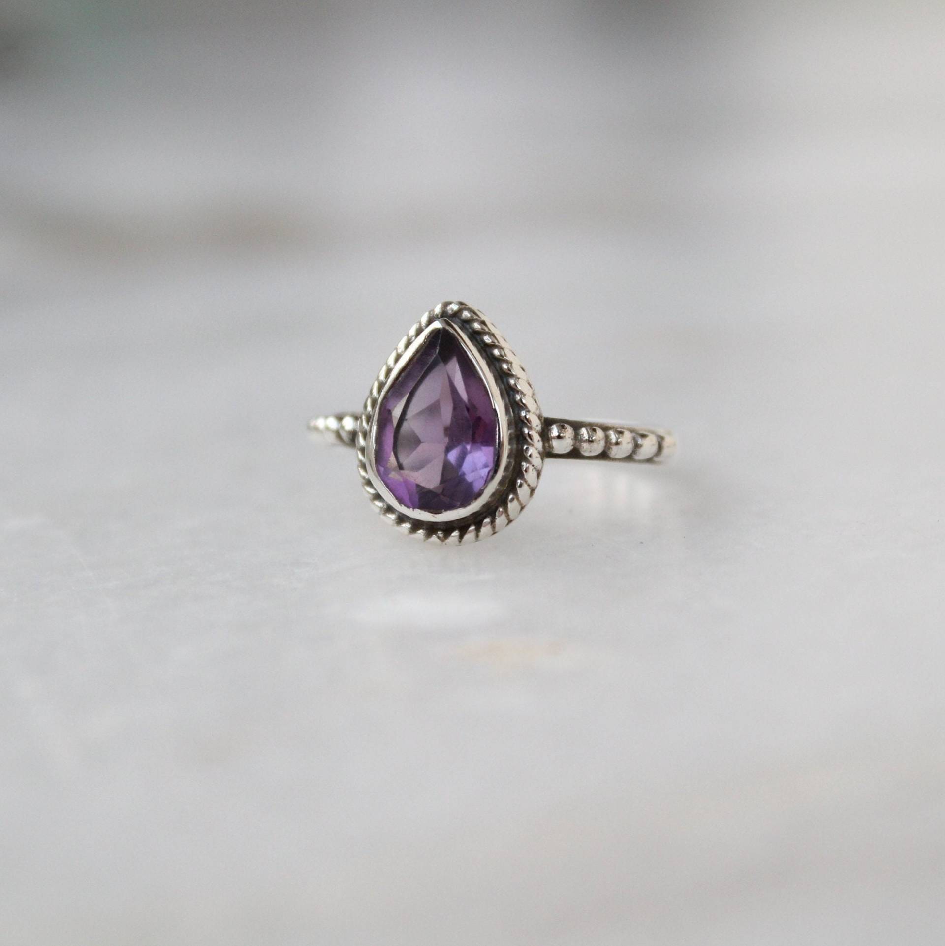 Schöner Amethyst Ring Handgemacht in Sterling Silber, Edelstein Schmuck, Statement Ringe, Weihnachtsgeschenk, Februar Geburtsstein von VERDIGRISJEWELLERY