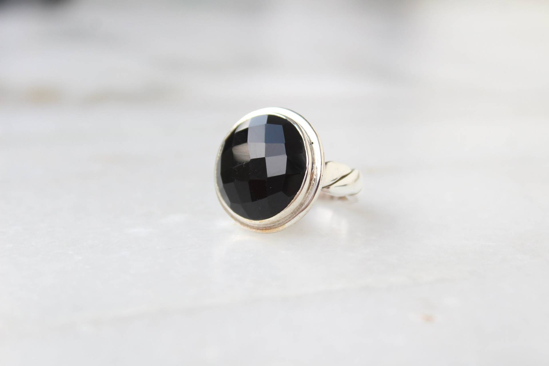 Schwarzer Onyx Ring, Sterling Silber Statement Schmuck, Runder Edelstein Geburtsstein Handmade, Weihnachtsgeschenk, Minimalist von VERDIGRISJEWELLERY