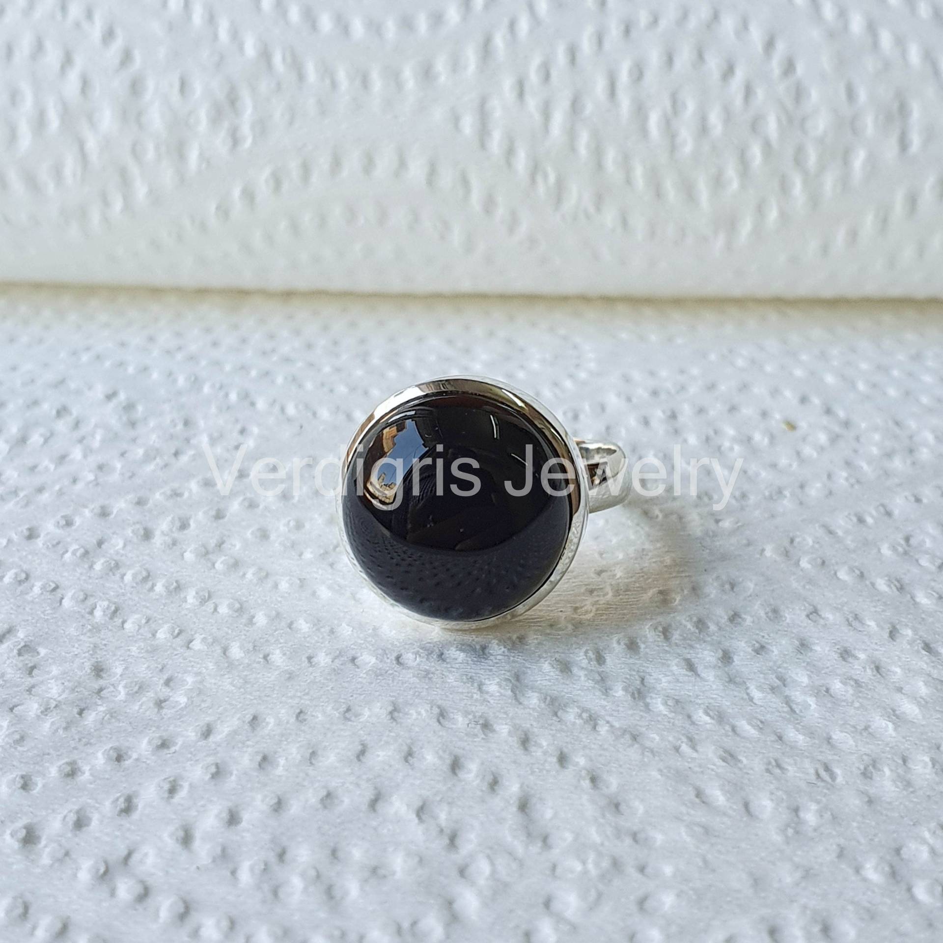 Schwarzer Onyx Ring, Sterling Silber Statement Schmuck, Runder Edelstein Geburtsstein Handmade, Weihnachtsgeschenk, Minimalist von VERDIGRISJEWELLERY