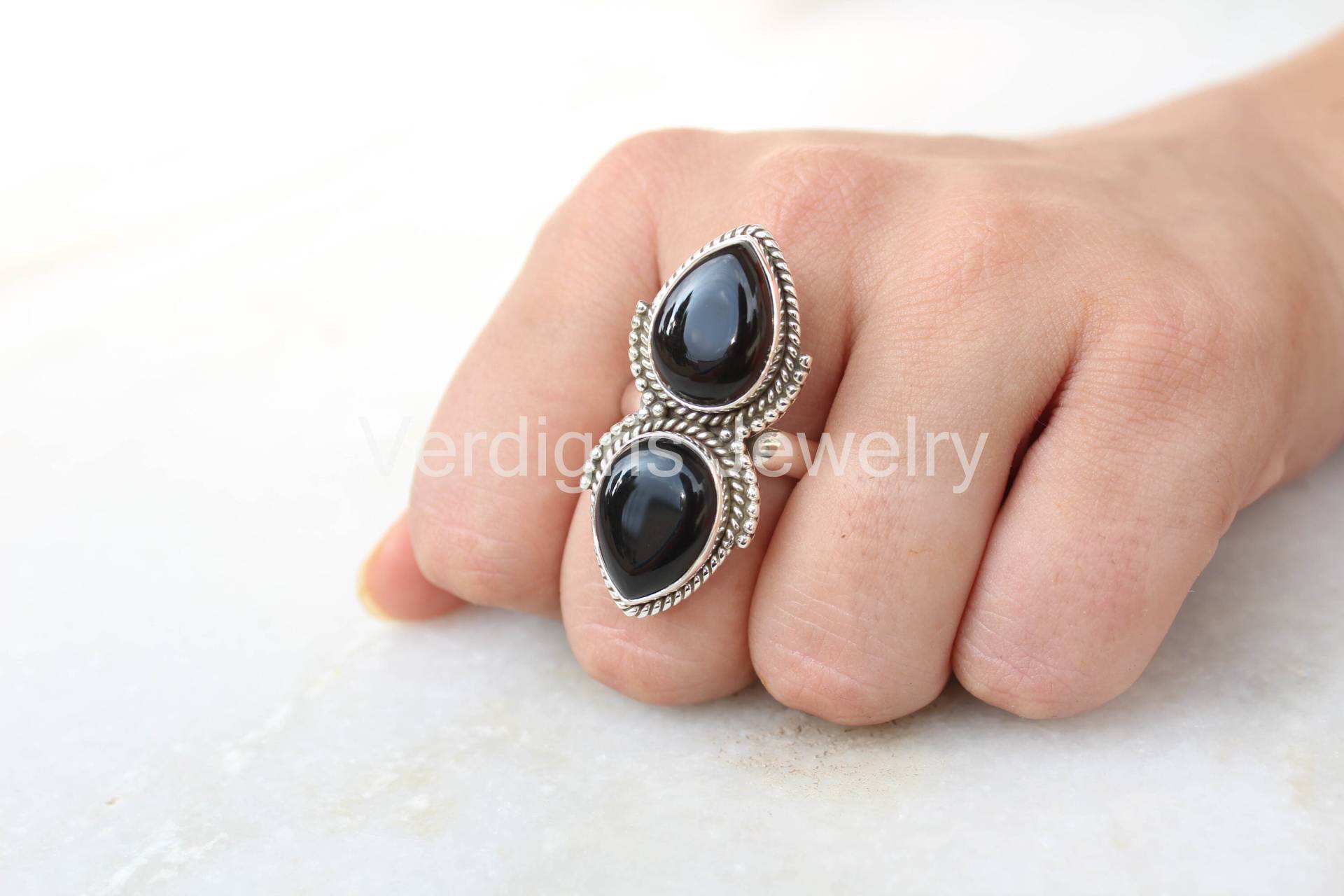 Schwarzer Onyx Statement Ring Mit Silber Details, Schmuck, Runder Edelstein Ring, Birthstone Handgemacht, Weihnachtsgeschenk, Minimalist von VERDIGRISJEWELLERY