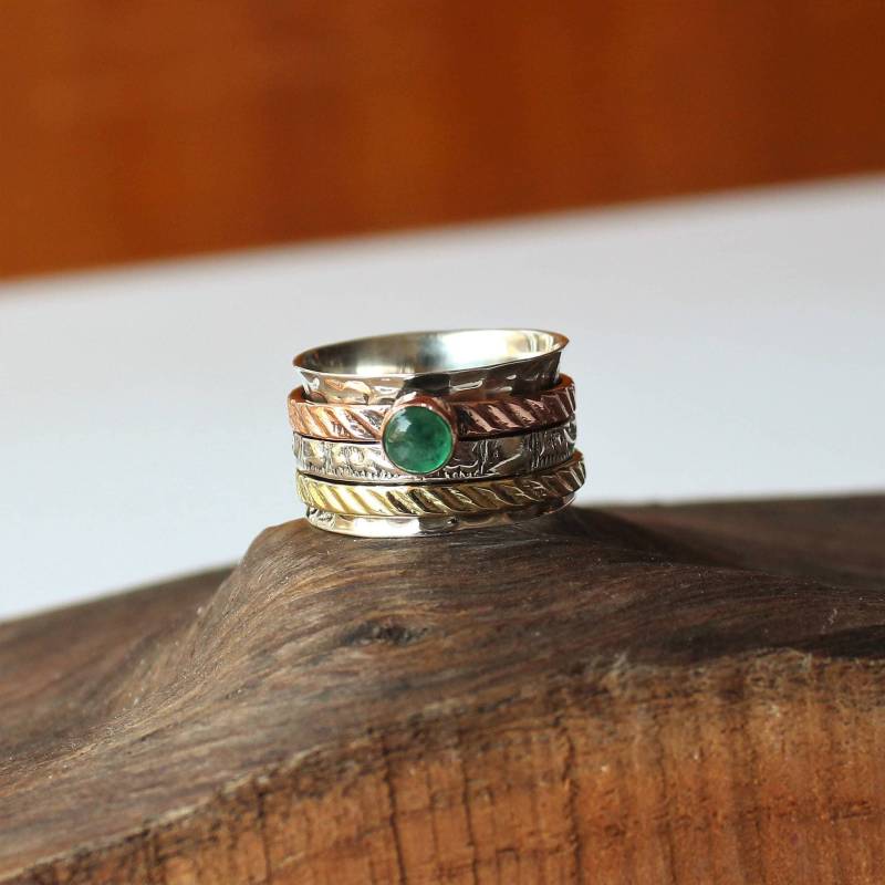 Sorgen Ring, Natürlicher Smaragd Zappelring, Meditation Breiter Ehering, Spinner Band, Stapelband, Boho Sterling Silber von VERDIGRISJEWELLERY
