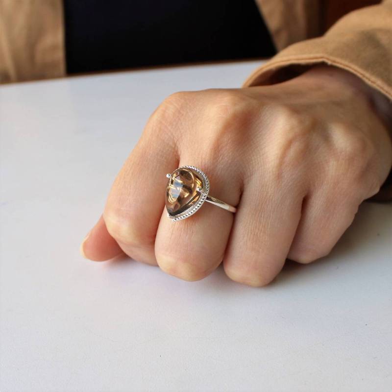 Wunderschöner Rauchquarz Ring, Sterling Silber Statement Tropfen Cabochon von VERDIGRISJEWELLERY