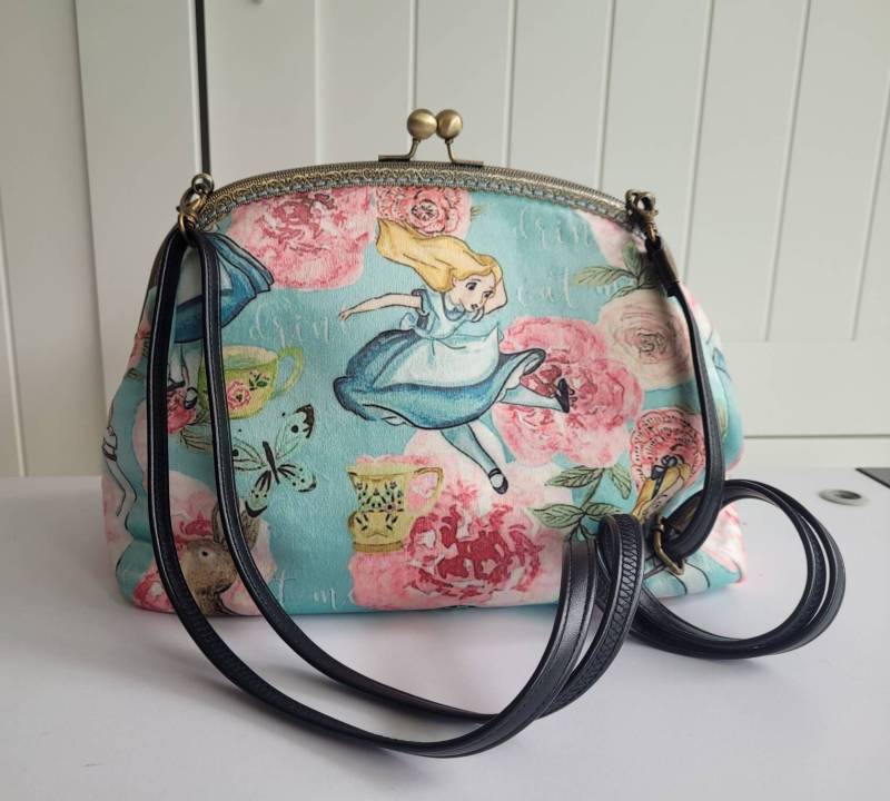 Alice Im Wunderland Drink Me Print Velours Schultertasche Oder Umhängetasche Mit Metall Clips Und Verstellbarem Gurt von VERNAkisslock