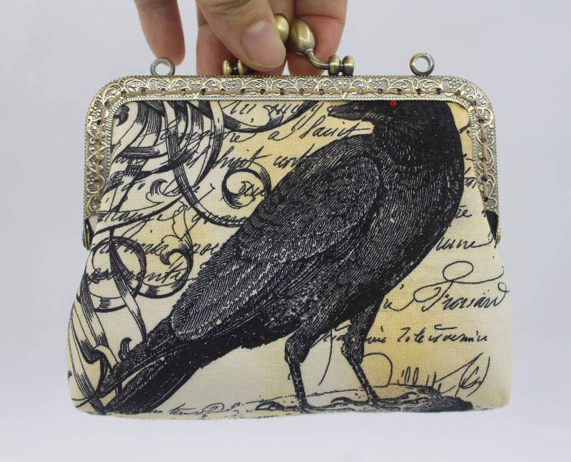 Gothic Halloween Rabe/Fledermaus Gruseliger Kuss Locken Münztäschchen Clutch Schminktasche Mit Kussverschluss Metallrahmen. Michael Miller Es von VERNAkisslock