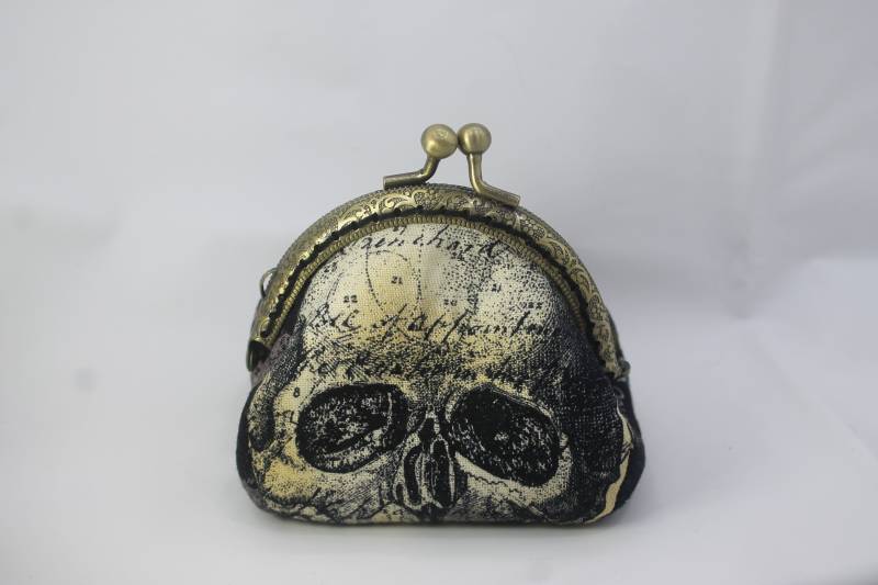 Gruselige Totenkopf Kuss Schloss Halloween Geldbörse Geldbörse. Kiss Lock Metallrahmen. Handgefertigt von VERNAkisslock