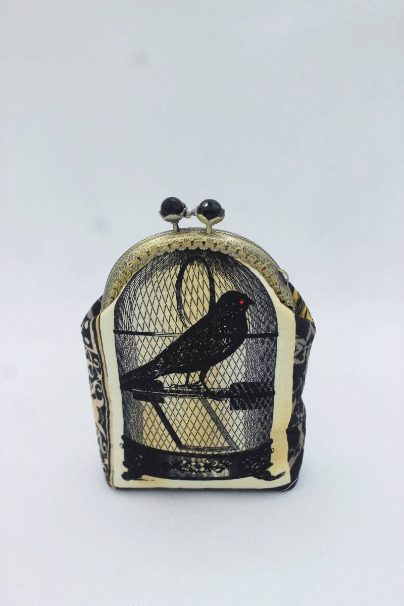 Raven Halloween Kiss Lock Geldbörse Mit Schwarzen Floralen Kristallschliff Knöpfen Metallrahmen. Handarbeit von VERNAkisslock