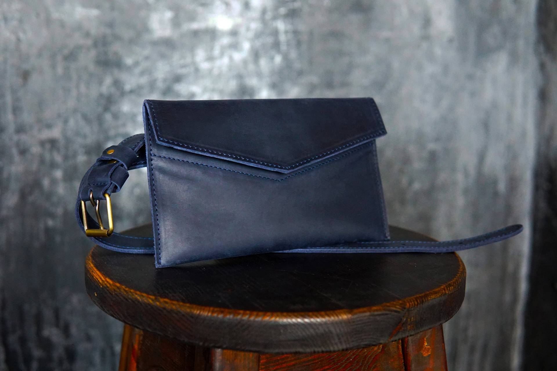 Kleine Marine Distressed Leder Gürteltasche, Umschlag Bauchtasche, Personalisierte Frauen Crossbody Clutch von VERTLAG