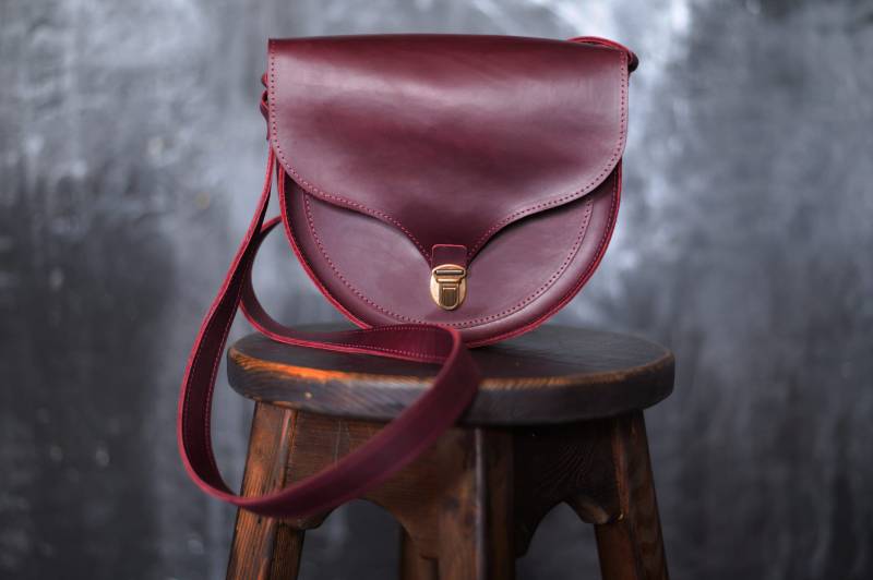 Kleine Frauen-Echtes Leder-Sattel-Umhängetasche, Weinlese-Burgund-Schultasche, Mini-Schulter-Geldbeutel von VERTLAG