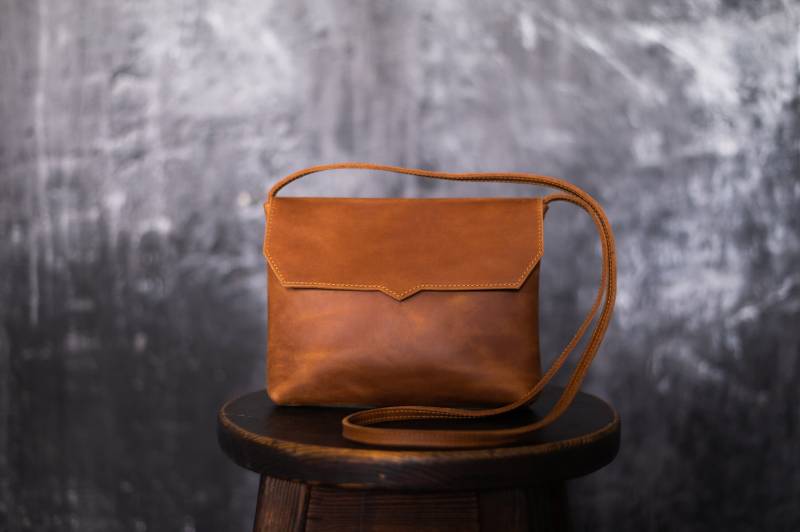 Mini Hellbraune Leder Umhängetasche, Kleine Frauen Personalisierte Schulter Geldbörse von VERTLAG