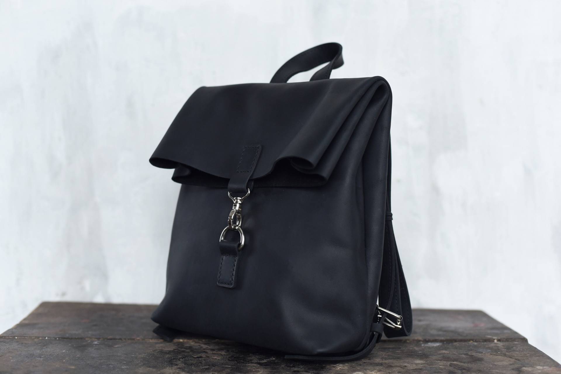 Kleiner Leder Roll Top Rucksack/Schwarzer Frauen Rucksack, Männer Reiserucksack, Mini Schulrucksack Geldbörse, Vintage Damen Handtasche von VERTLAG