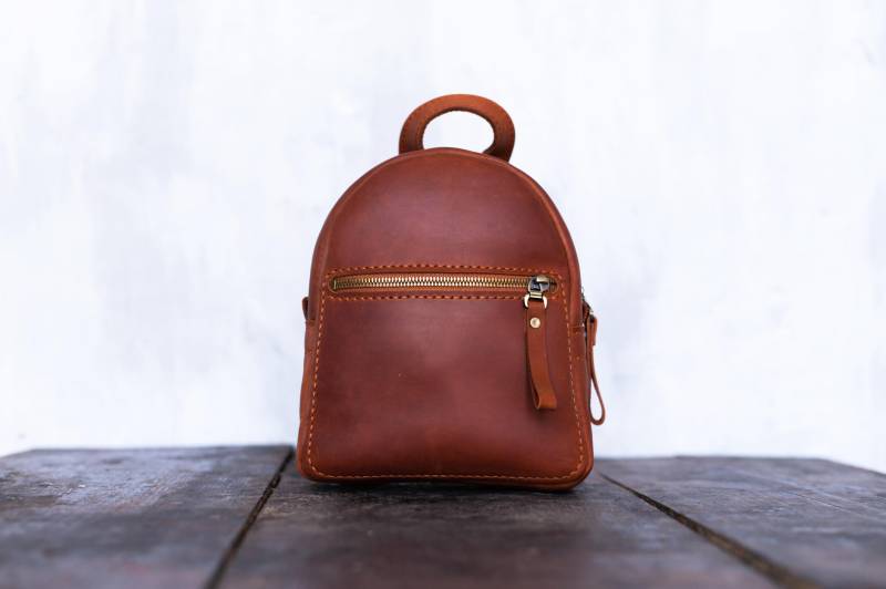 Mini Leder Rucksack, Kleine Cognac Braun Damen Geldbörse, Personalisierte Vintage Tasche von VERTLAG