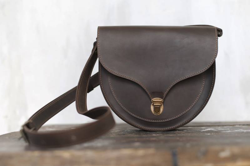 Kleiner Dunkelbrauner, Beunruhigter Ledersattel Crossbody, Personalisierte Frauen Runde Umhängetasche Geldbörse von VERTLAG