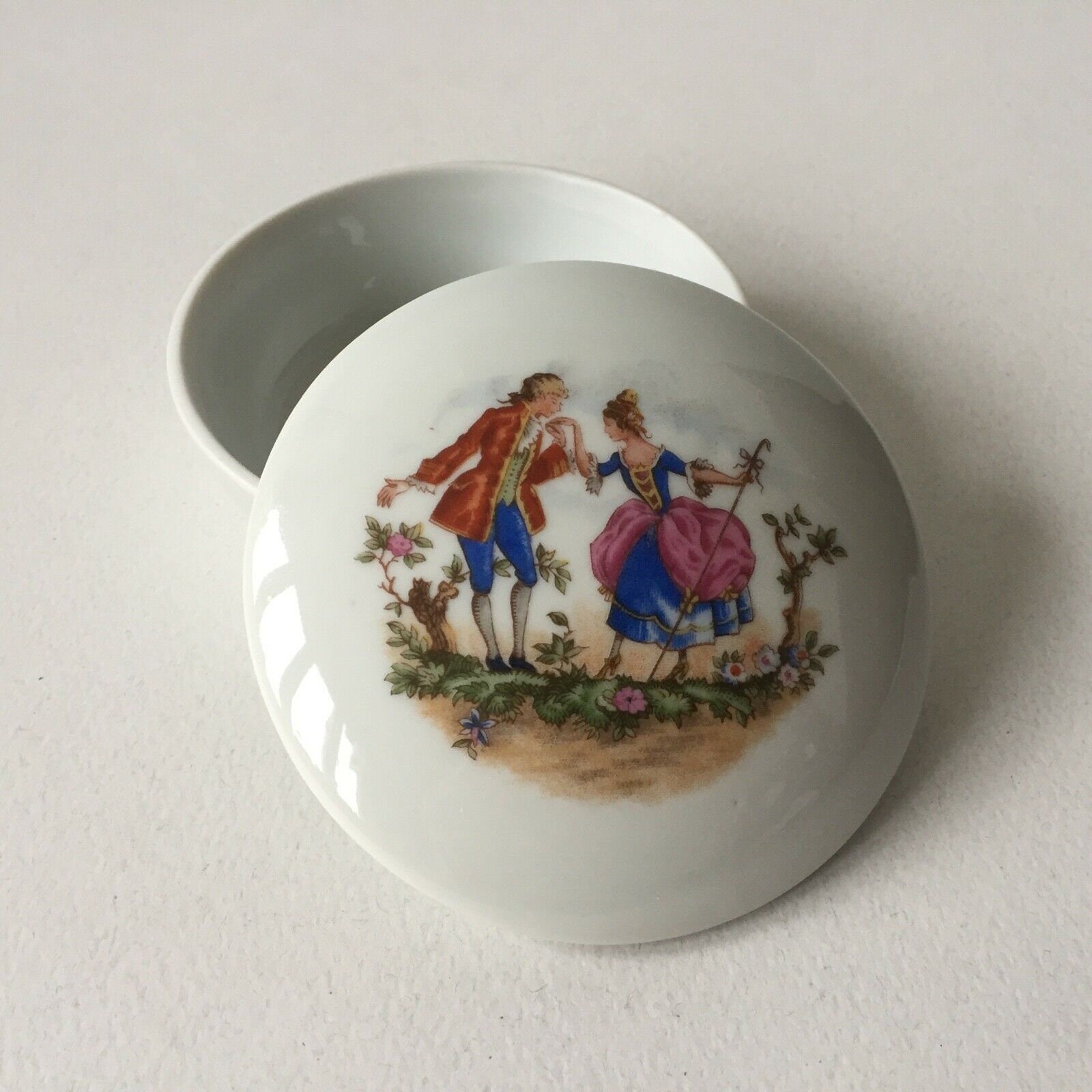 Vintage Limoges Ouragan Porzellan Trinket Dish Schüssel W/Deckel Werben Paar Frankreich Vintage Limoges Ouragan Porzellan Trinket Dish Schüssel W/Deckel Werben Paar Frankreich von VESNAEUROVINTAGE