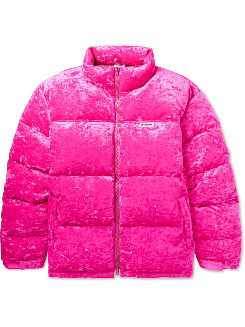 VETEMENTS - Oversized Logo-Appliquéd Quilted Crushed-Velvet Down Jacket - Men - Pink - S von VETEMENTS