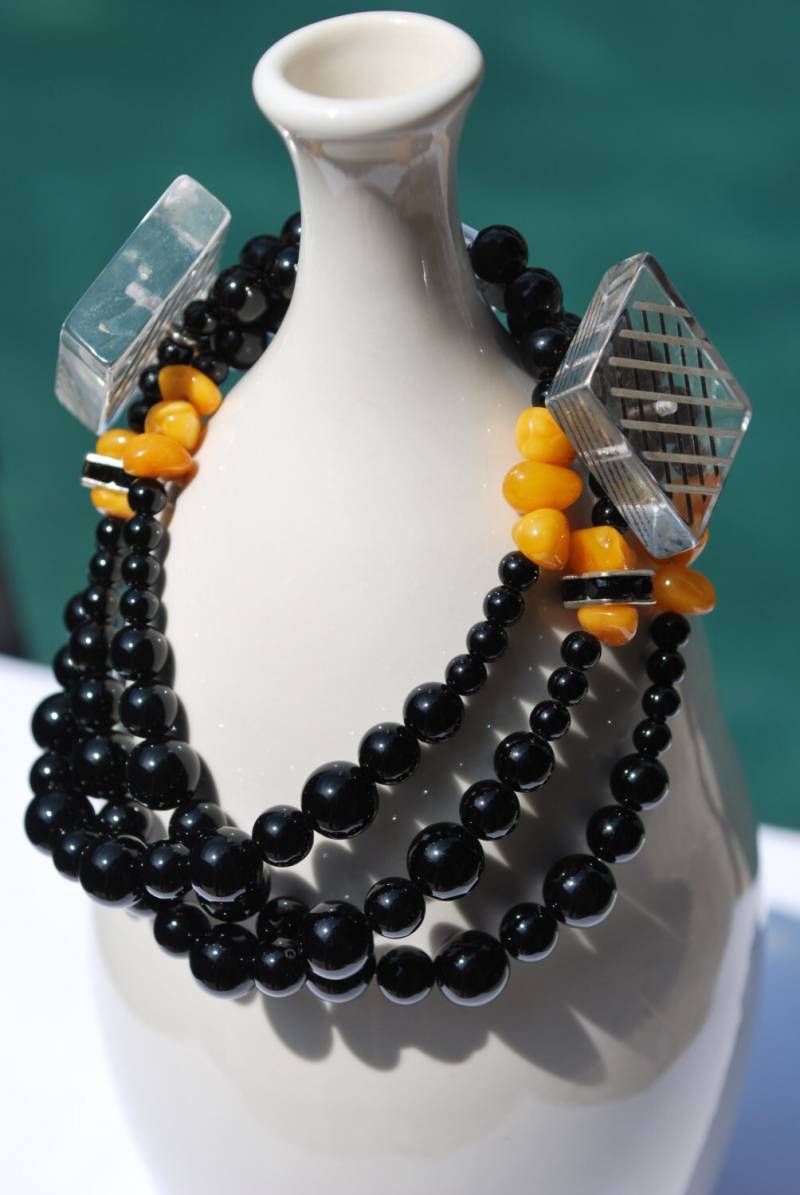 Perlen Armband - Vintage Lucite Knopf Schwarz & Bernstein Handgemachtes Verschluss von VFSzelest