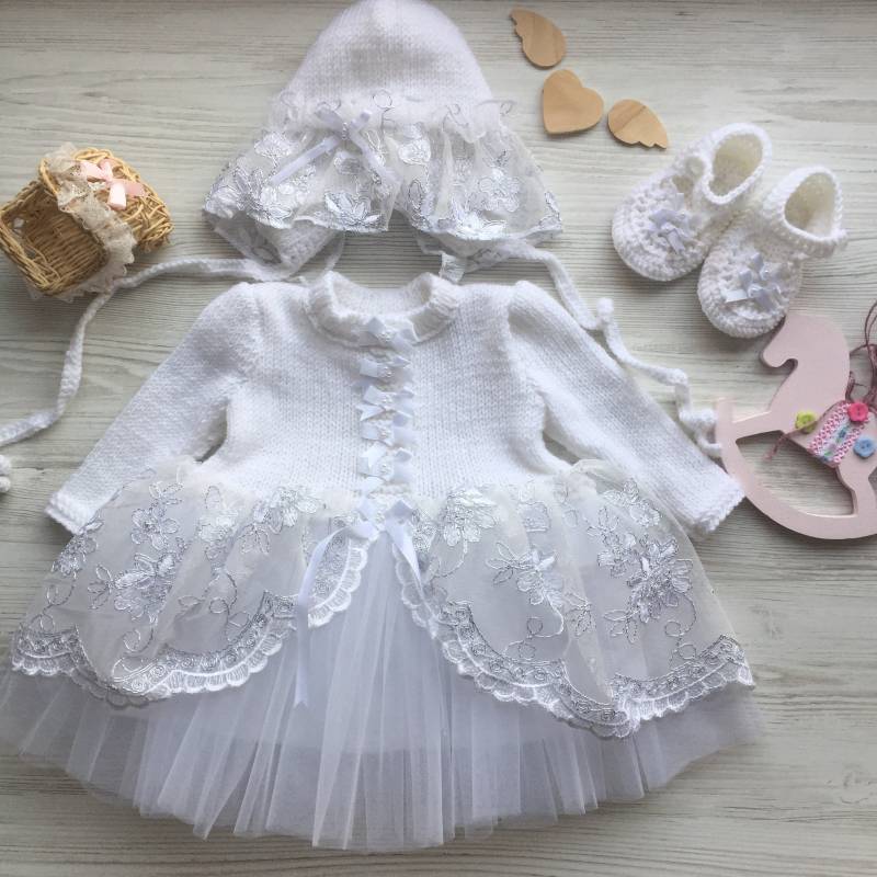Bezauberndes Handgemachtes Weißes Baby-Mädchenkleid Mit Atemberaubenden Silbernen Spitzendetails Komplettes Set Mütze Und Stiefeln von VIAngel