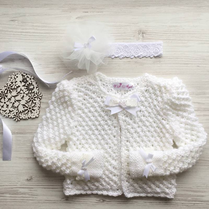 Bezauberndes Handgestricktes Weißes Baby-Pullover-Set Mit Spitzenschleifen, Perlen Und Passendem Stirnband. Größen Von 0 Monaten Bis 4 Jahren von VIAngel