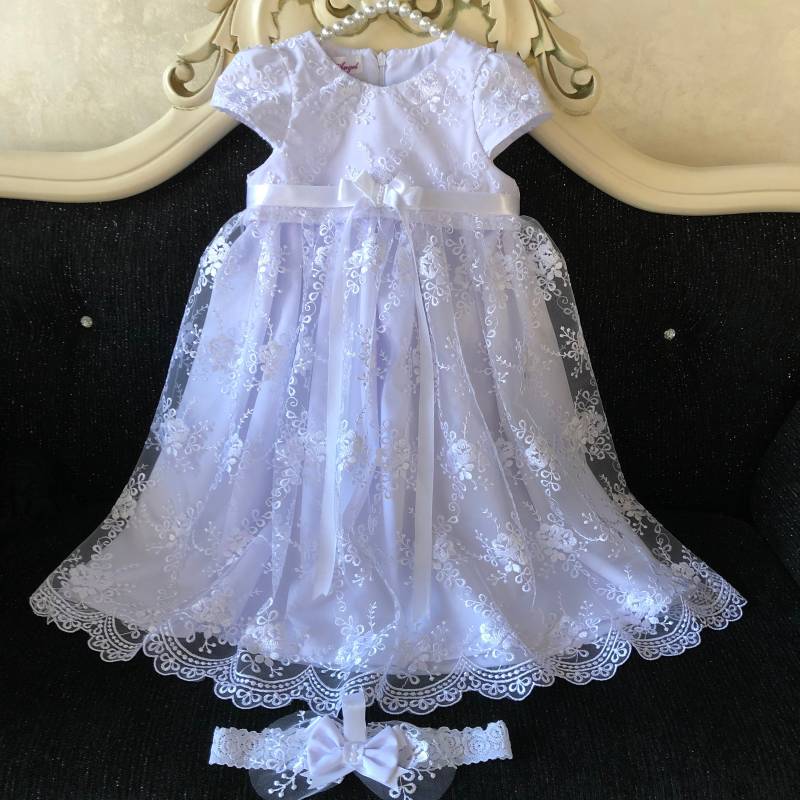 Taufkleid Für Baby Mädchen. Taufkleid. Kleid Mit Stirnband. Spitze. Perlen Und Schleife. Weißes Kleid von VIAngel