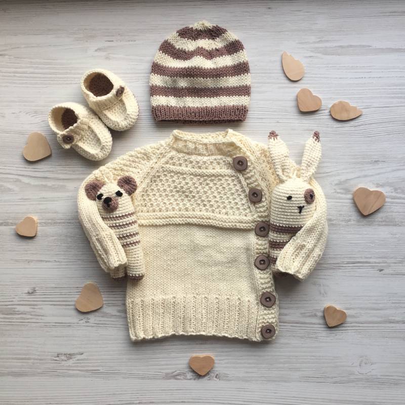 Weiches Und Gemütliches, Handgefertigtes Baby-Jungen-Outfit Aus Strick Hellbeiger Brauner Pullover, Gestreifte Mütze Gehäkelte Stiefel von VIAngel