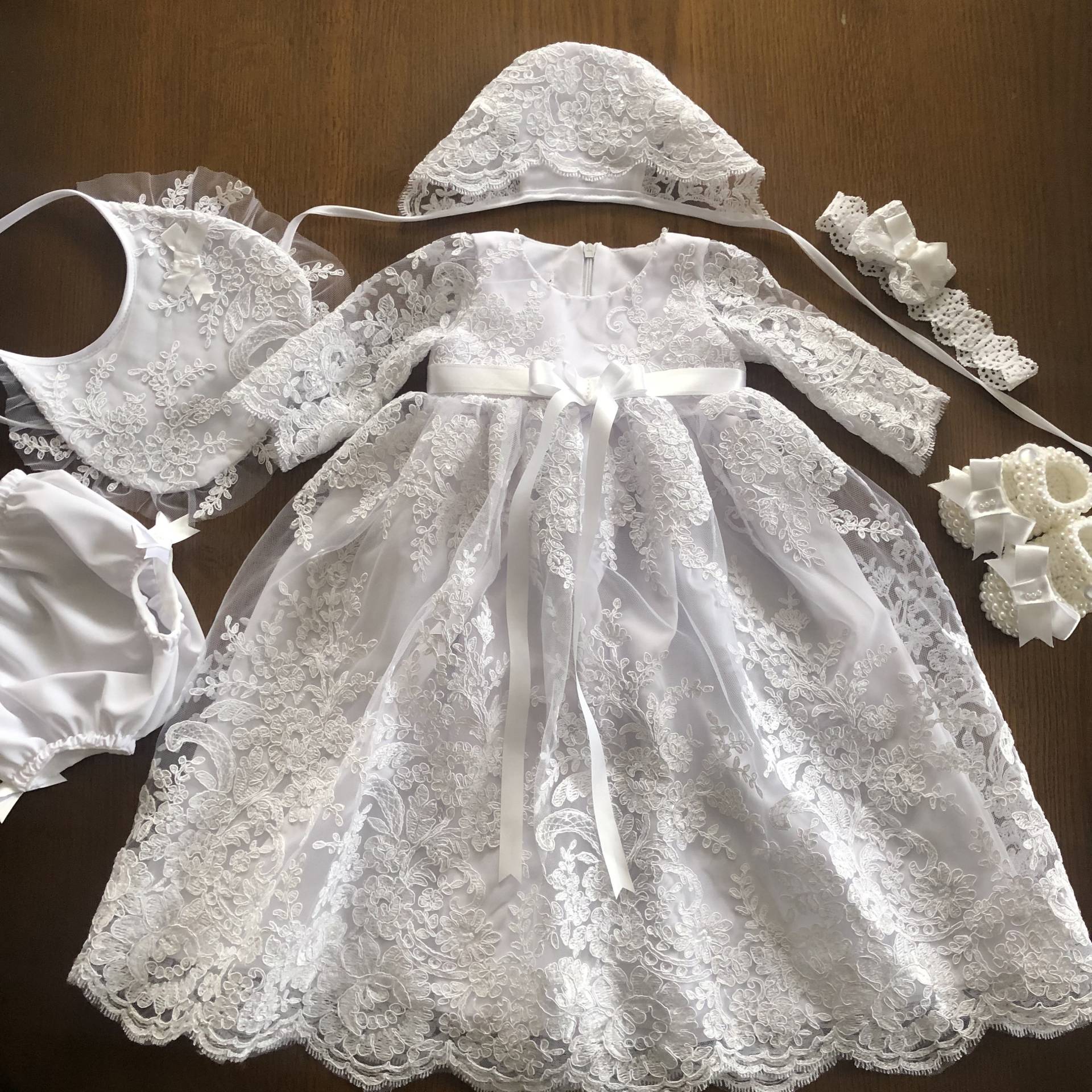 Weißes Kleid Mit Spitze Und Glitzer, Stirnband, Haube, Lätzchen, Höschen Schuhe Für Babymädchen. Taufoutfit Mädchen. Taufkleid von VIAngel