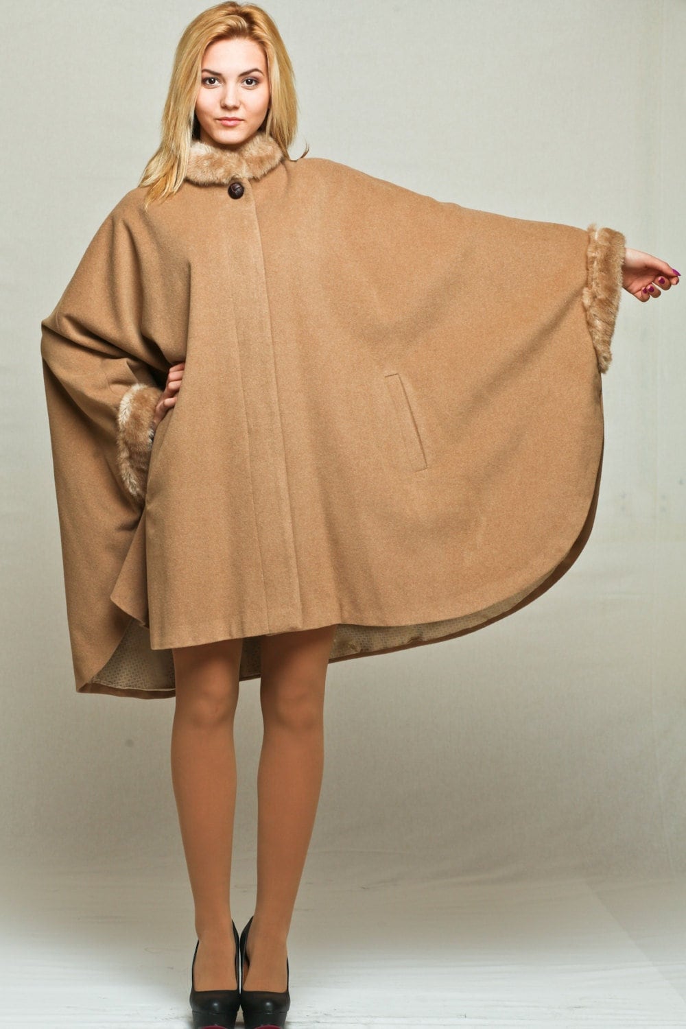 Oversize Wolle Kaschmir Cape Mantel, Camel Mit Kunstpelz Manschetten Und Hals, Poncho Mantel Von Viema - V00690 von VIEMAstore