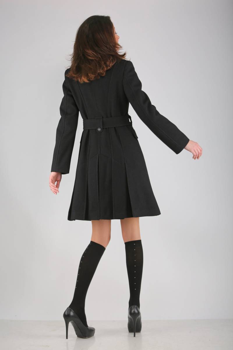 Schwarzer Eleganter Damen Wollmantel Mit Faltenrock Und Satin-Detail, Wintermantel Gürtel Von Viema - V00770 von VIEMAstore