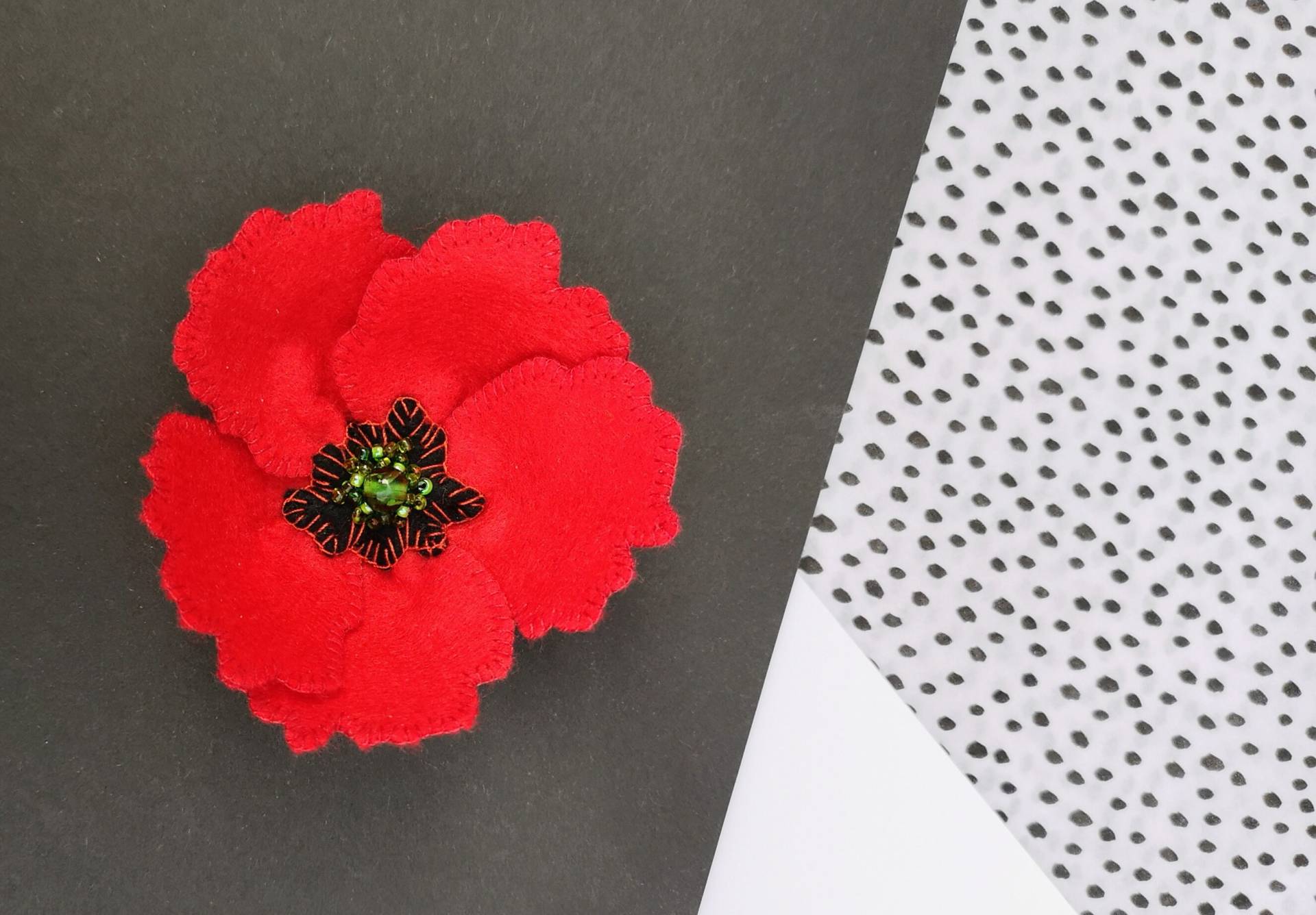 Handgenähte Rote Filzmohnblumen Brosche Blumengeschenk Handgenähte Rote Filzmohnblumen Brosche Blumengeschenk von VILTFeltArt