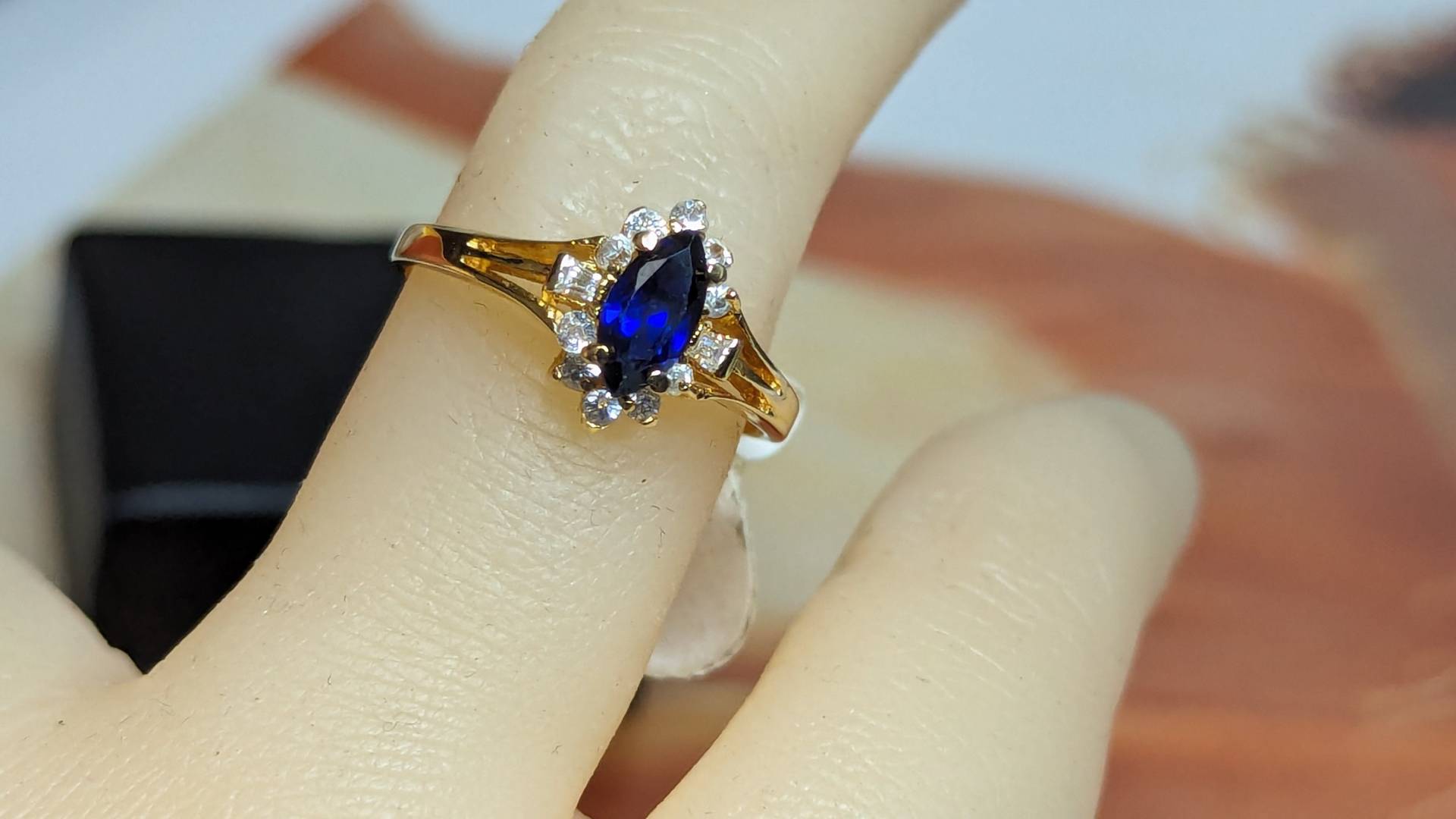 Cluster Ring Bündchen R.s.c. Mit Echten Navette Saphir Und Cubic Zirkonia Sparks in 18Kt Gelbgold Hge Über Sterling Vintage New Old Stock Cluster Ring Bündchen R.s.c. Mit Echten Navette Saphir Und Cubic Zirkonia Sparks in 18Kt Gelbgold Hge Über Sterling Vintage New Old Stock von VINTAGEARTJEWELRY