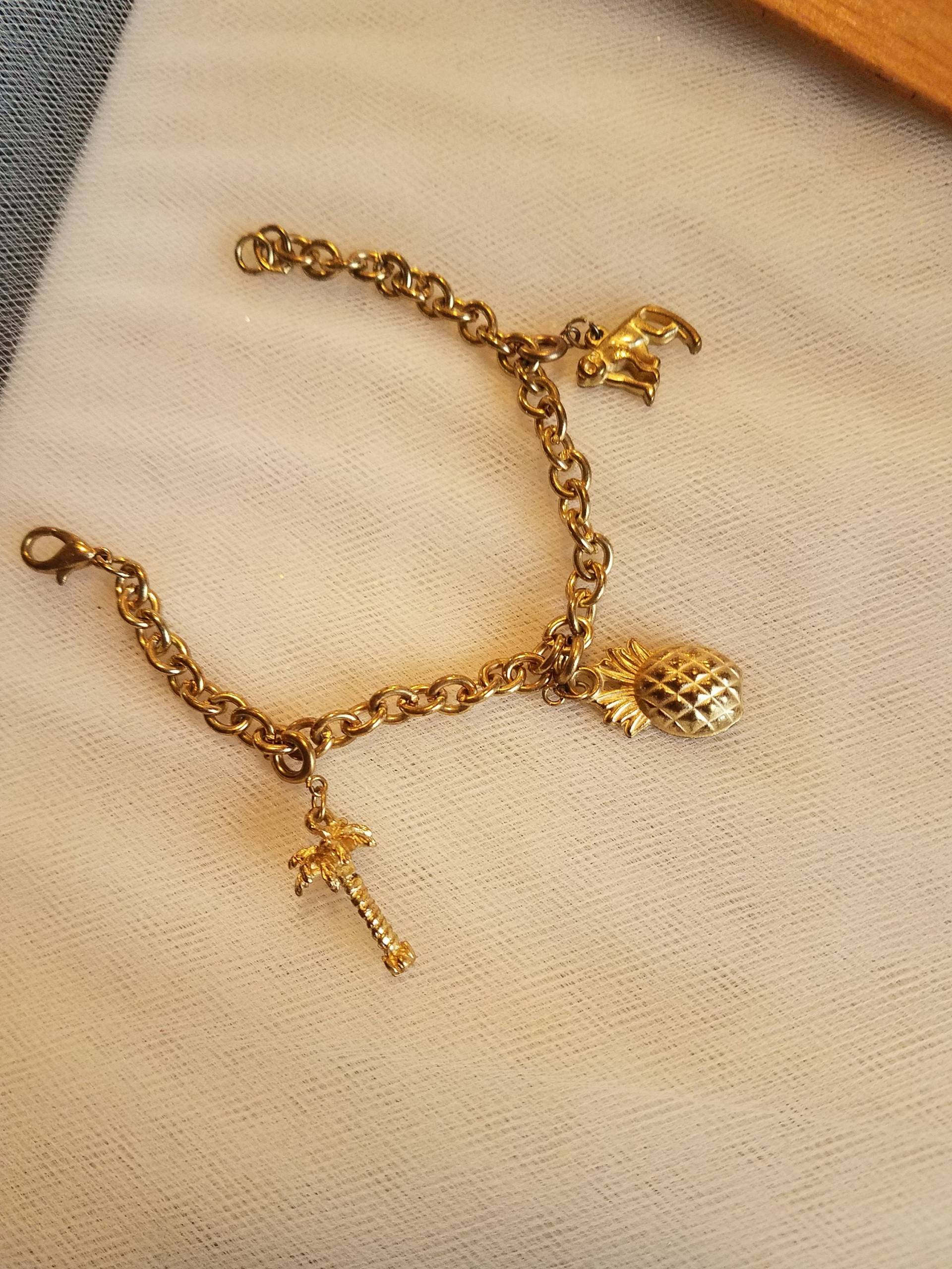 Cute Vintage Welcome Pinneapple Palm Tree Tiger Charm Armband 3 Charme Gold Tone Von 1960 7 "Long You Can Add More Charms von VINTAGEARTJEWELRY