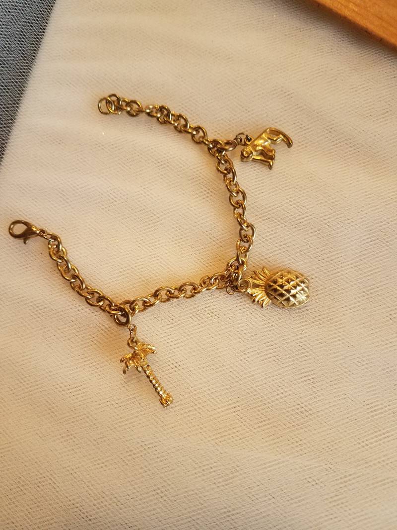 Cute Vintage Welcome Pinneapple Palm Tree Tiger Charm Armband 3 Charme Gold Tone Von 1960 7 "Long You Can Add More Charms von VINTAGEARTJEWELRY