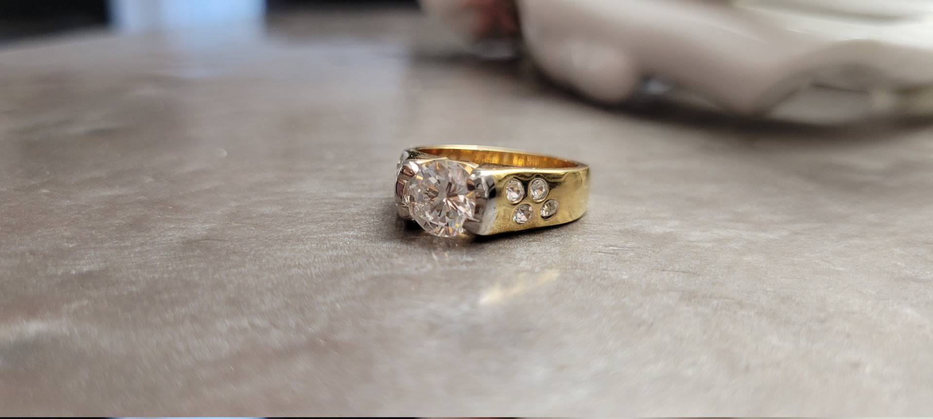 Promise Ring Vermeil R.s.c. Covenant 18K Vergoldet Über Sterling 12 Mm Cubic Zirconia 6Ct Mit 2 Cz 4 Auf Jeder Seite New Old Stock Promise Ring Vermeil R.s.c. Covenant 18K Vergoldet Über Sterling 12 Mm Cubic Zirconia 6Ct Mit 2 Cz 4 Auf Jeder Seite New Old Stock von VINTAGEARTJEWELRY