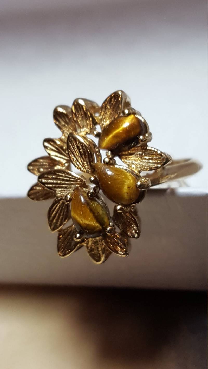 Retro Cluster Repousse Ring 1"x 5/8 Design Mit Tigerauge Edelsteinen Spray Design in 750 Gold Hge Vermeil Sterling Unbenutzt Vargas Co von VINTAGEARTJEWELRY