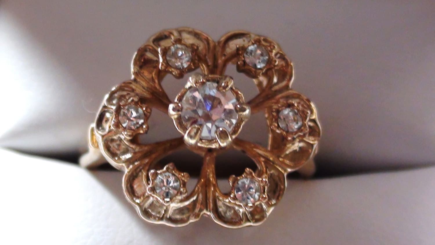 Vintage Cluster Ring 18K Hge Exquisite Blumen Cocktail Fine Cz Von Vargas Company New York Old Stock Gemacht von VINTAGEARTJEWELRY