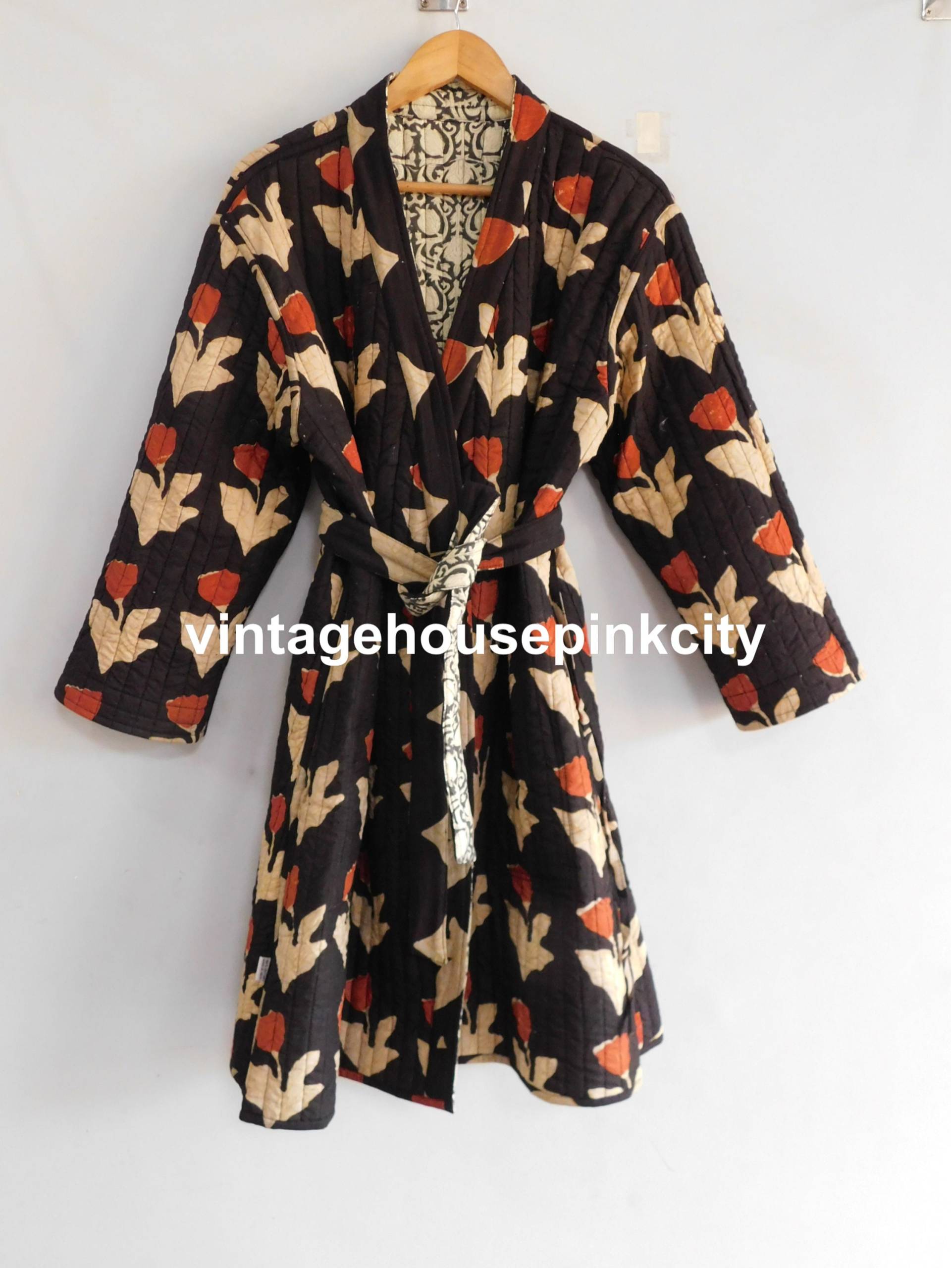 Schwarzer Gesteppter Bademantel, Intim-Nachtwäsche-Bademantel, Frauen Tragen Nachthemd, Aus Baumwolle Gesteppte Kimono-Robes, Kimono-Jacke von VINTAGEHOUSEPINKCITY