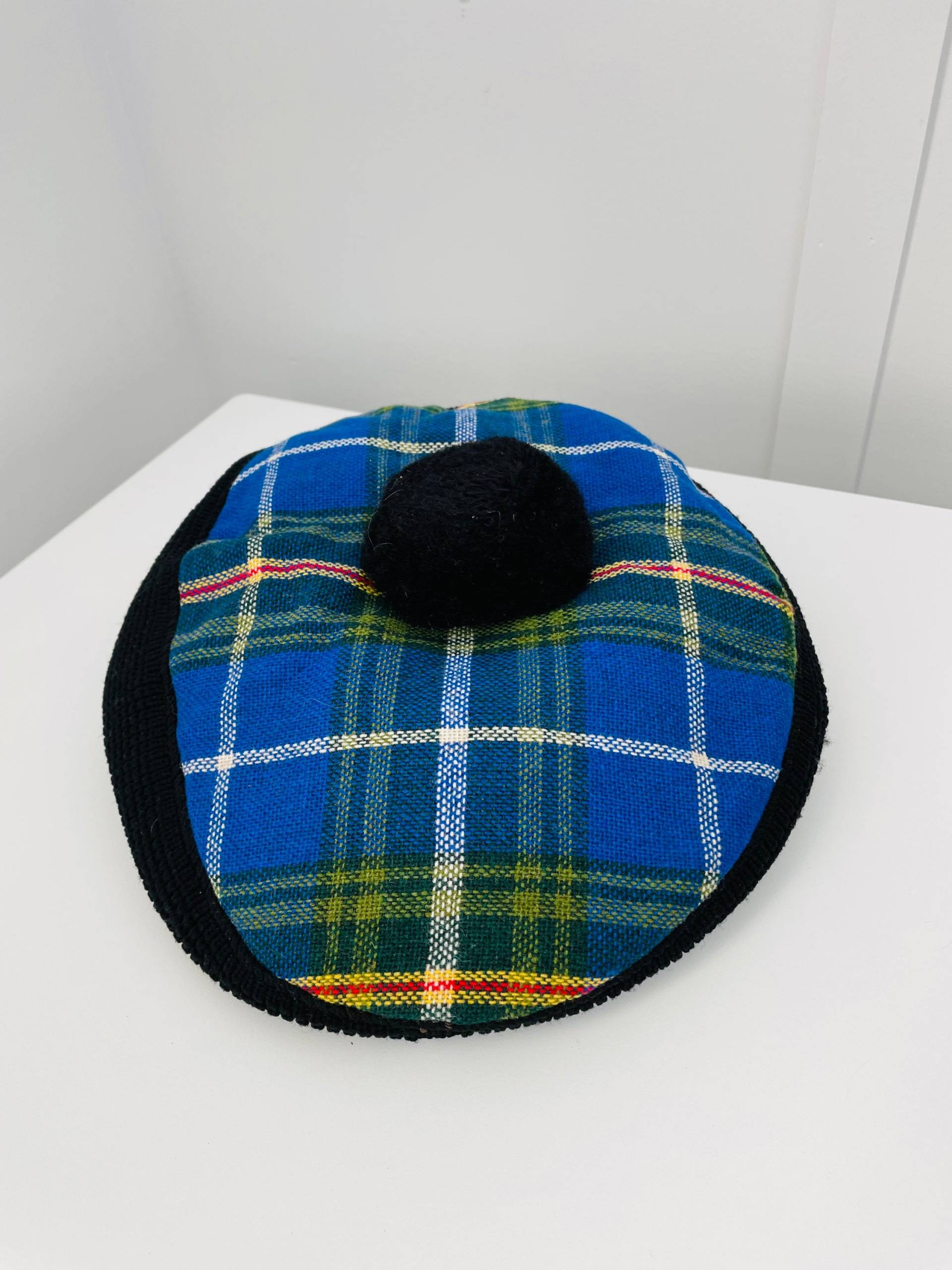 Vintage Schottenkaro Tam Hut, Blau Wolle Tartan Unisex Snap Rechnung Mit Schwarzem Pom von VINTAGEITISFinds