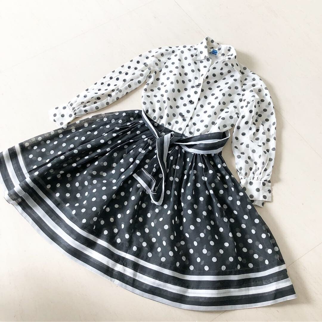 Atemberaubendes Polka Dot Stripe Schwarz-Weiß-Kleid Atemberaubendes Polka Dot Stripe Schwarz-Weiß-Kleid von VINTAGEVAVAVOOMZ