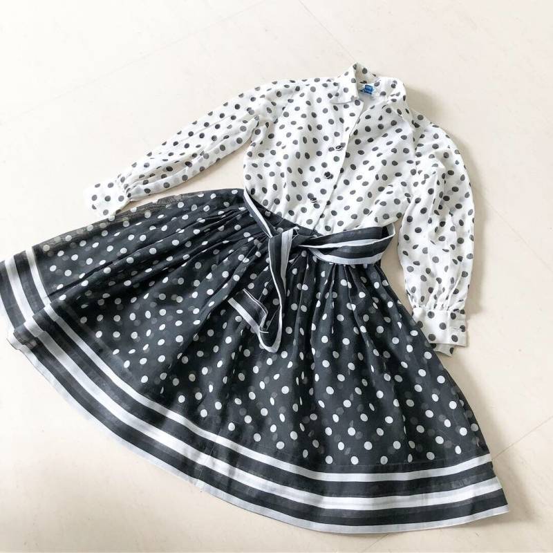 Atemberaubendes Polka Dot Stripe Schwarz-Weiß-Kleid von VINTAGEVAVAVOOMZ