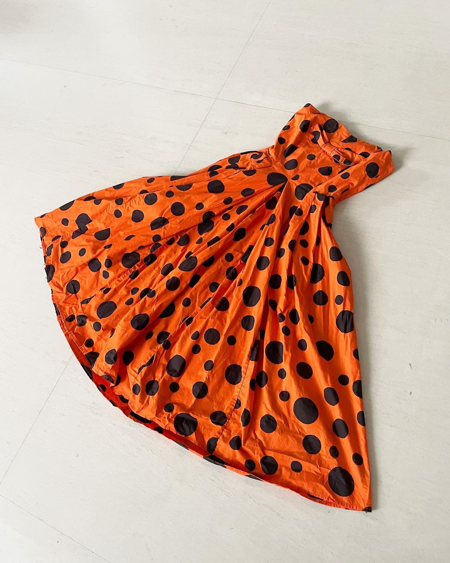 Auffallendes Orange Schwarz Polka Dot Bustier Kleid von VINTAGEVAVAVOOMZ