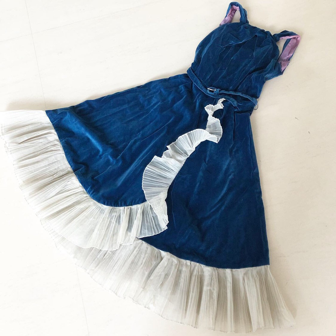 Blaues Samt Tüll Kleid von VINTAGEVAVAVOOMZ