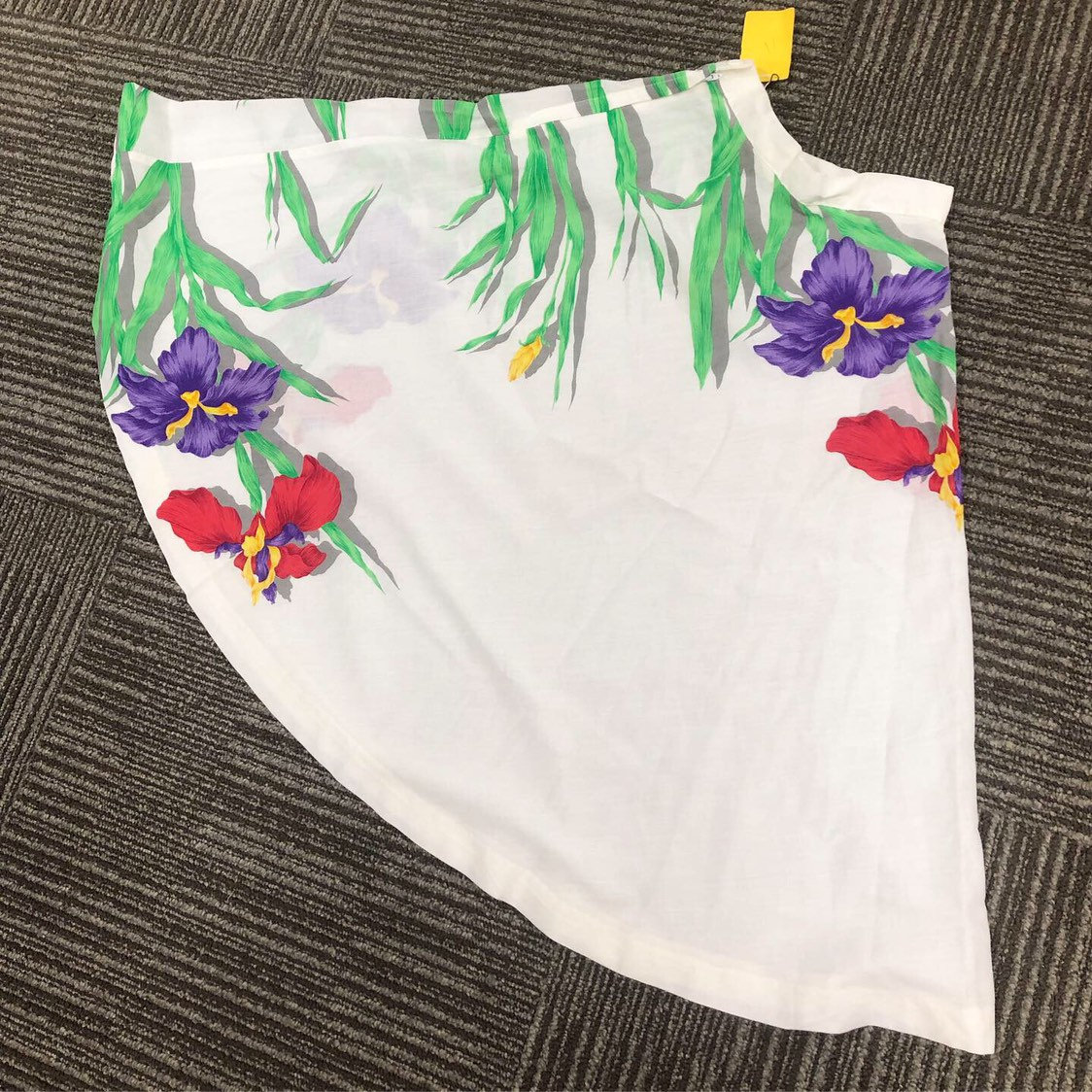 Deadstock Iris/Hibiscus Print Fill Tellerrock von VINTAGEVAVAVOOMZ