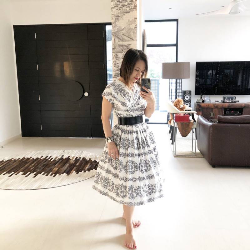 Elegantes 50Er Jahre Faux Wickelkleid Mit Barock Print von VINTAGEVAVAVOOMZ