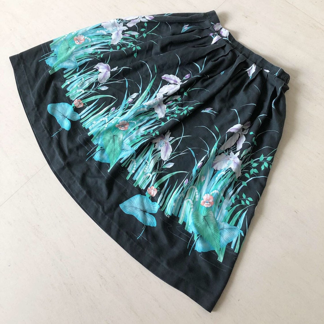 Hübscher Lillies & Lily Pad Print Rock von VINTAGEVAVAVOOMZ