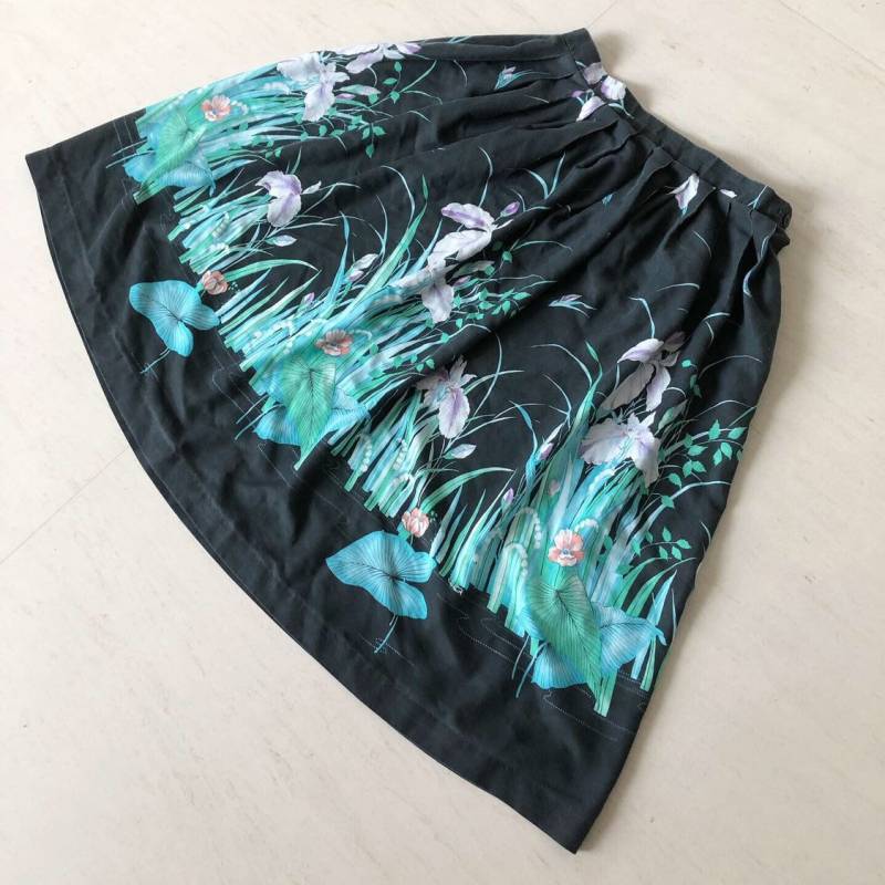 Hübscher Lillies & Lily Pad Print Rock von VINTAGEVAVAVOOMZ