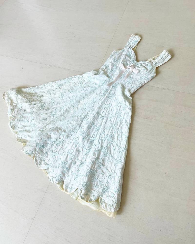 Hübsches Brokat Kleid Mit Überbackenem Saum von VINTAGEVAVAVOOMZ