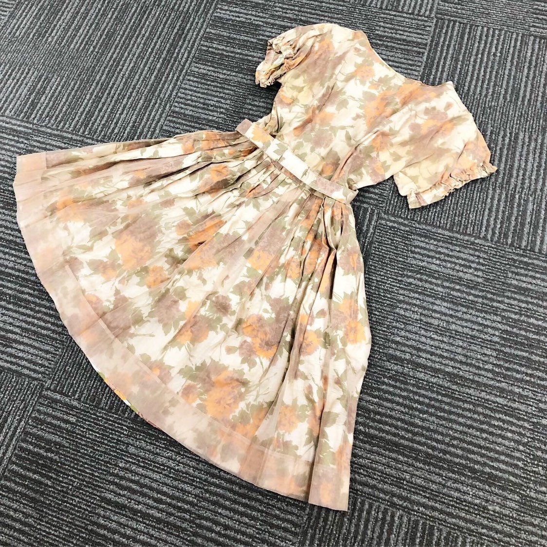 Hübsches Florales Herbstkleid von VINTAGEVAVAVOOMZ